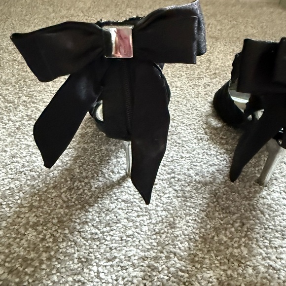 Le Chateau Elegant Black Bow Heels - Picture 6 of 9